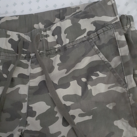 V.I.P. | Women's Camo Jeggings (size 9/10) - Picture 4 of 16